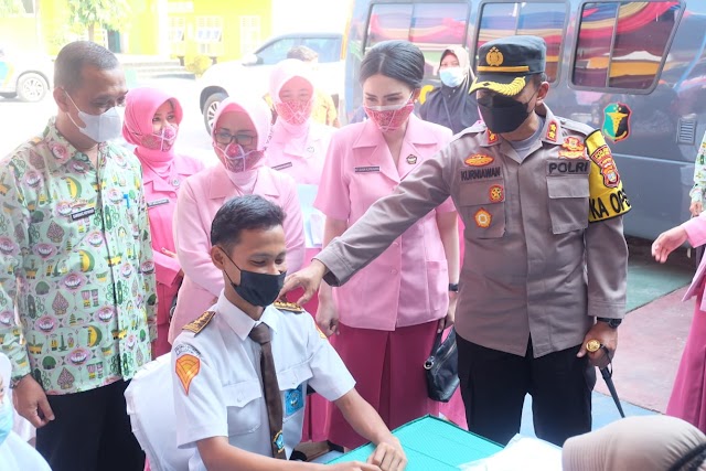    Kapolres Lampung Utara dan Ketua Bhayangkari Cabang hadiri kegiatan vaksinasi di Yayasan Kemala Bhayangkari   