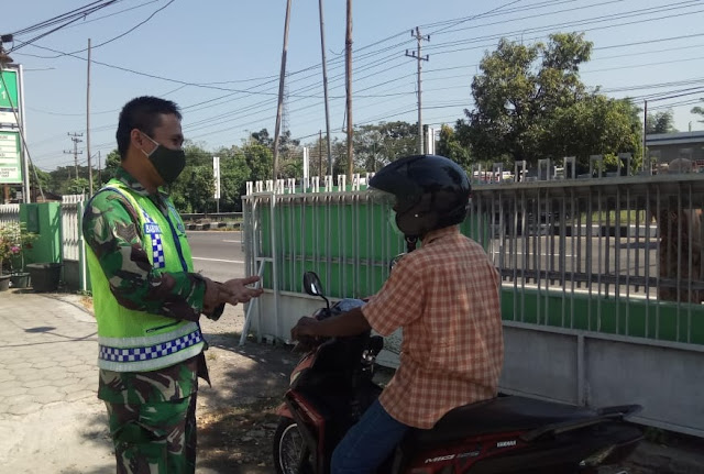 Babinsa Koramil Jogonalan Gencarkan Sosialisasi Protokol Kesehatan Dimanapun Tempat