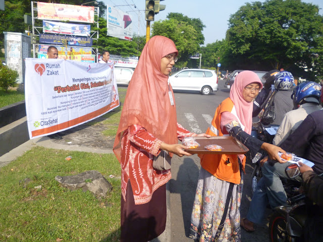 Peringati Hari Gizi Rumah Zakat Sebar Ratusan Buah 