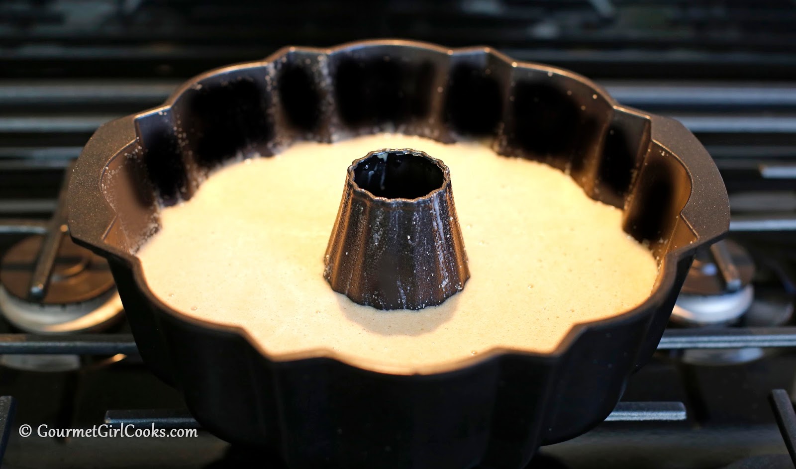 Comparing the new Lodge bundt (fluted cake) pan to a vintage
