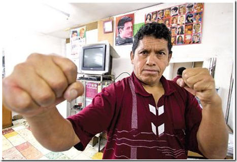 Un boxeador que colgó los guantes ahora es peluquero