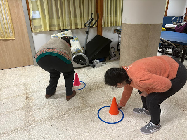 dos mujeres en el  gimnasio, haciendo ejercicios con unos aros y unos conos