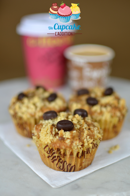 Des Muffins forts de café pour donner un bon coup de fouet à vos matins difficiles, moelleux à souhait et recouverts d'un streusel bien croustillant.