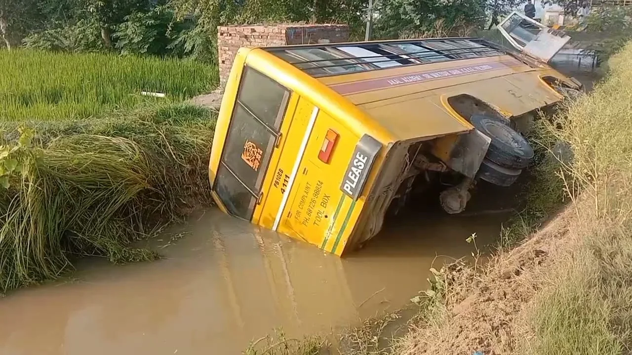 रजबाहे में पलटी बच्चों से भरी सकूल वैन