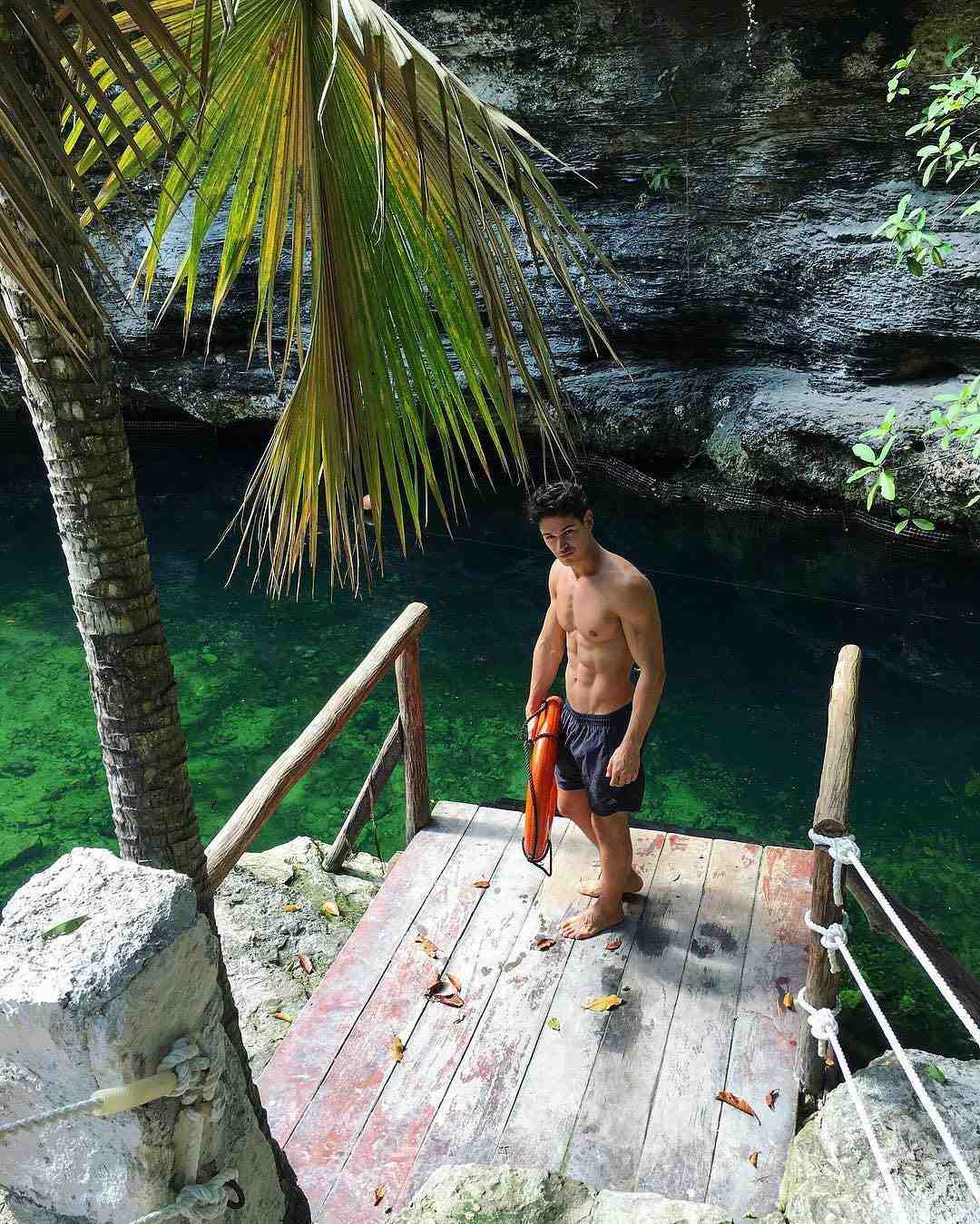 barechest-fit-summertime-body-guy-sea-green-water