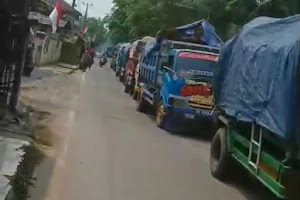 Aksi Emak - emak Hadang Truk Bermuatan Tanah Melintas di Desa Kemuning Kecamatan Kresek 
