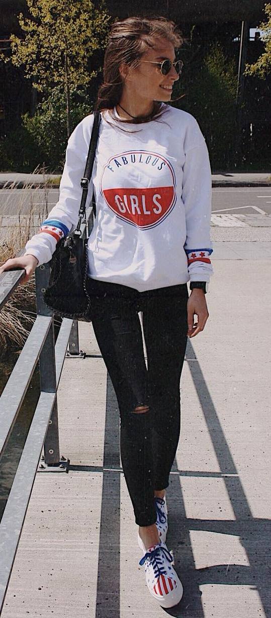 casual style addiction / printed sweatshirt + bag + ripped jeans + sneakers