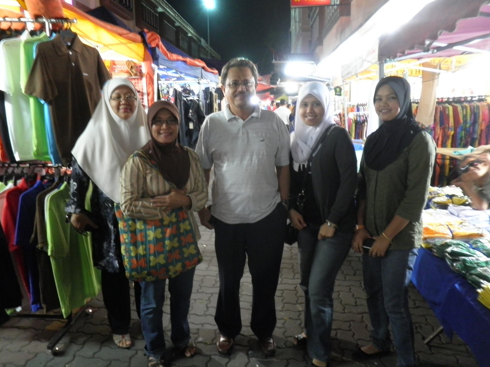 Gambar 5 Dengan rakanrakan di pasar malam Wakaf Che Yeh sebelum 