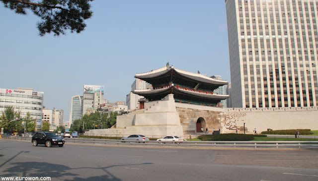 Puerta Namdaemun del centro de Seúl