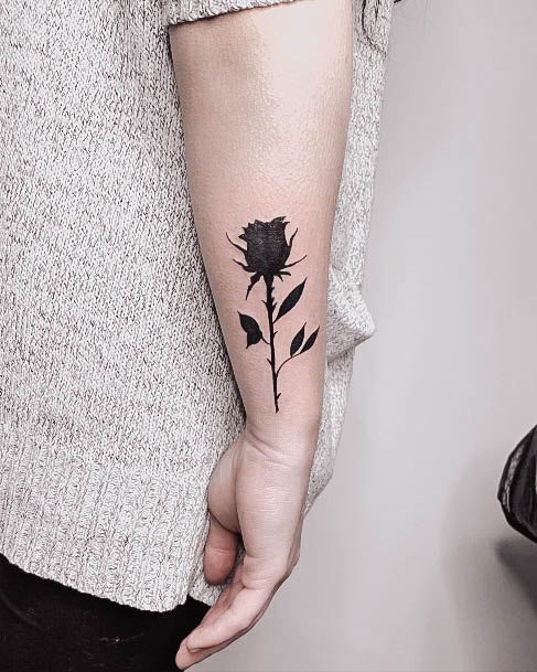 40 tatuagens de rosas pretas para mulheres que desejam um visual ousado!