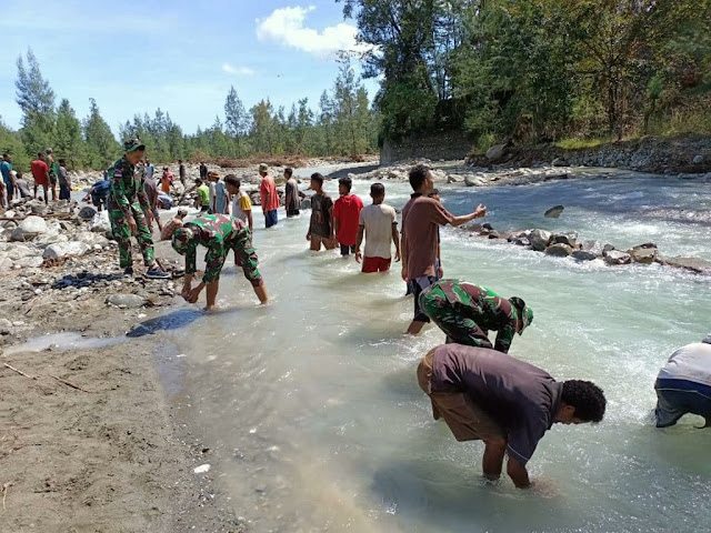 Banjir Telah Surut, Satgas Pamtas RI-RDTL Sektor Barat Terjunkan Personelnya Perbaiki Irigasi