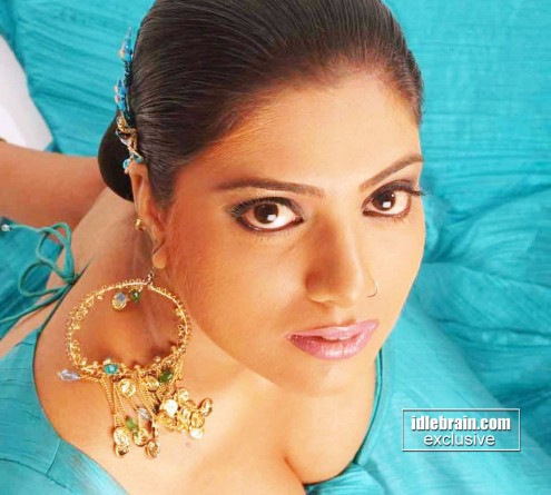 kavita radheshyam flaunts cleavage