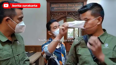 VIRAL! Gibran Tarik Masker Anggota Paspampres yang Hendak Minta Maaf ke Warga Solo