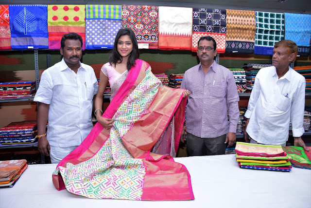 Actress Shalu Chourasiya Inaugurates Pochampally IKAT art mela at Vijayawada