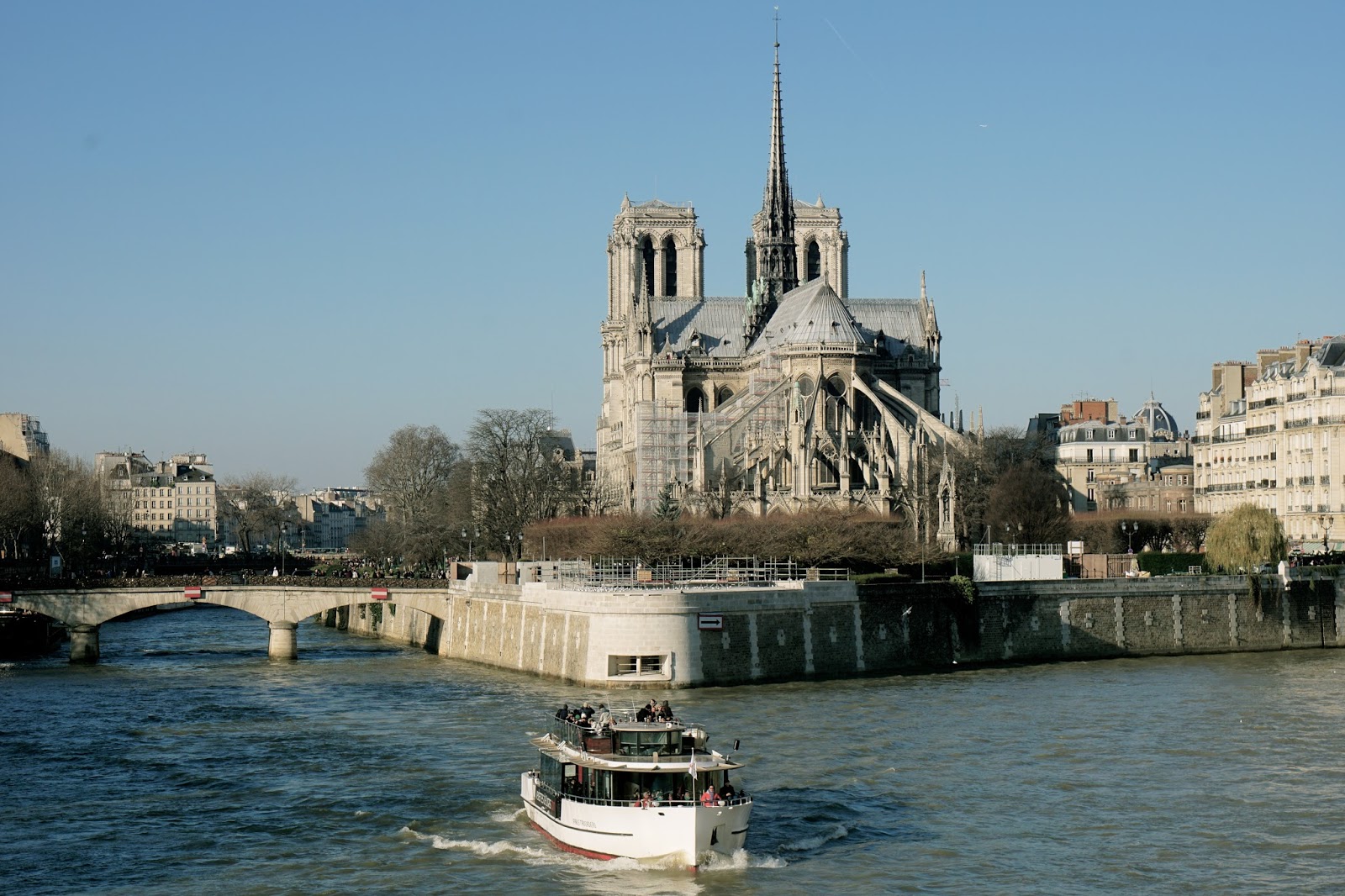 パリのノートルダム大聖堂（Cathédrale Notre-Dame de Paris）