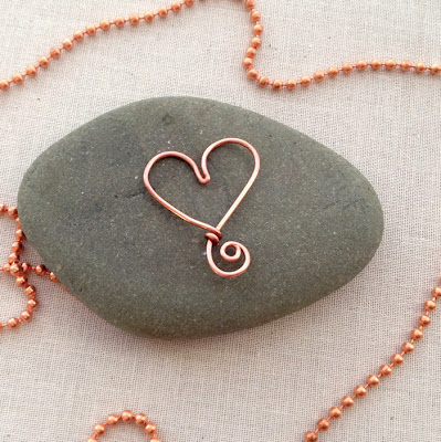 Free tutorial for wire heart that can be used as a beading frame or charm.  Lisa Yang's Jewelry Blog