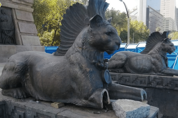 Detienen tres sujetos por daños al monumento a Cuauhtémoc