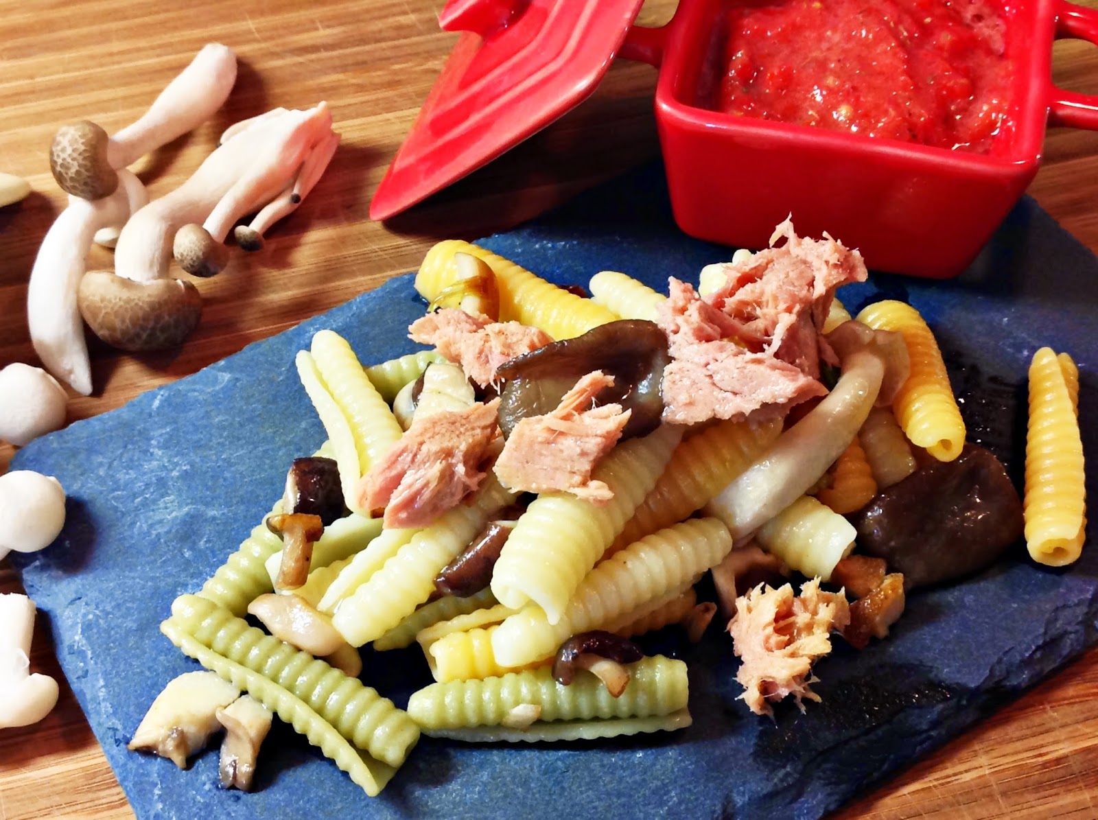 ENSALADA DE CARACOLAS CON SETAS Y AJOS TIERNOS