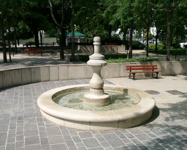 Fontaine du square du Cardinal-Wyszynski, Rue Vercingétorix, Paris