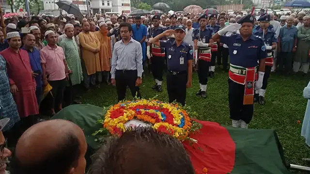 মায়ের কবরের পাশে সমাহিত হলেন সিরাজুল আলম খান