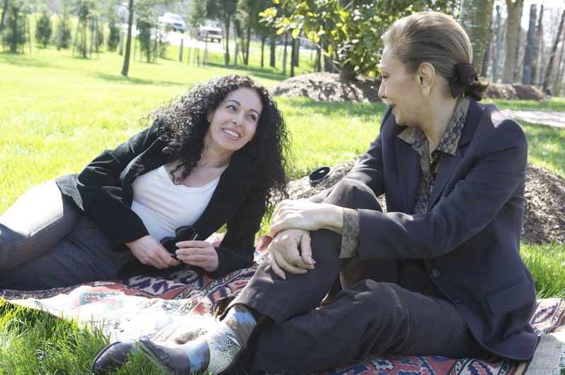 Nahid befriends Farah and starts to feel very close and comfortable with her