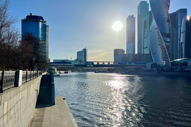 набережная Тараса Шевченко, Москва-река, торгово-пешеходный мост «Багратион», Москва-Сити