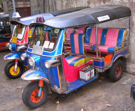 Foto tuk tuk saat berwisata ke bangkok thailand