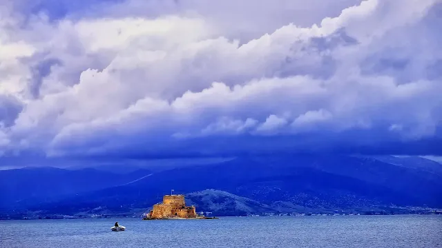 Μπούρτζι με συννεφιασμένο ουρανό