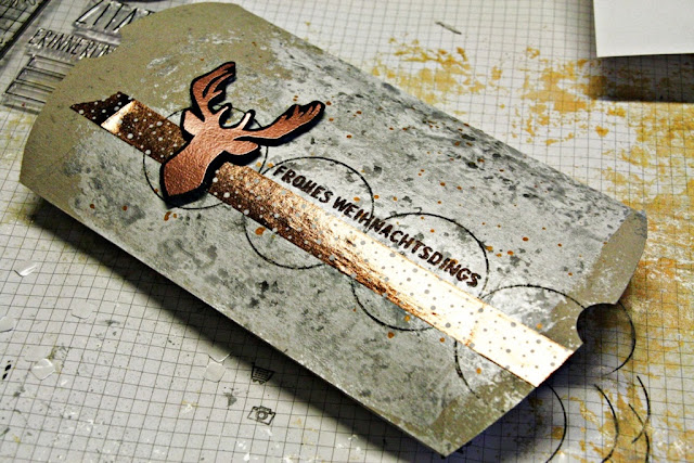 http://danipeuss.blogspot.com/2016/11/mixed-media-weihnachtsverpackung.html