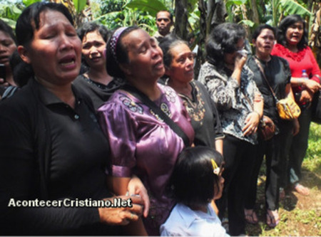 Cristianos evangélicos de indonesia lloran por la destrucción de su templo