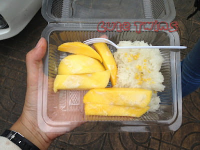 mencicipi mango sticky rice khas thailand