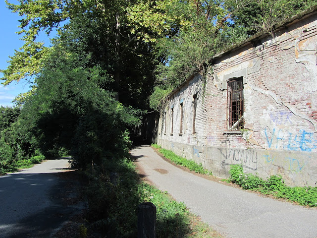 Veduta delle mura esterne fabbrica abbandonata