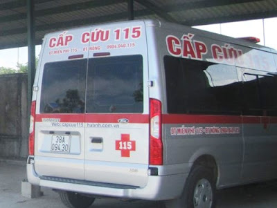 Chiếc xe cứu thương chở thí sinh từ Hà Tĩnh ra Hà Nội rút-nộp hồ sơ
