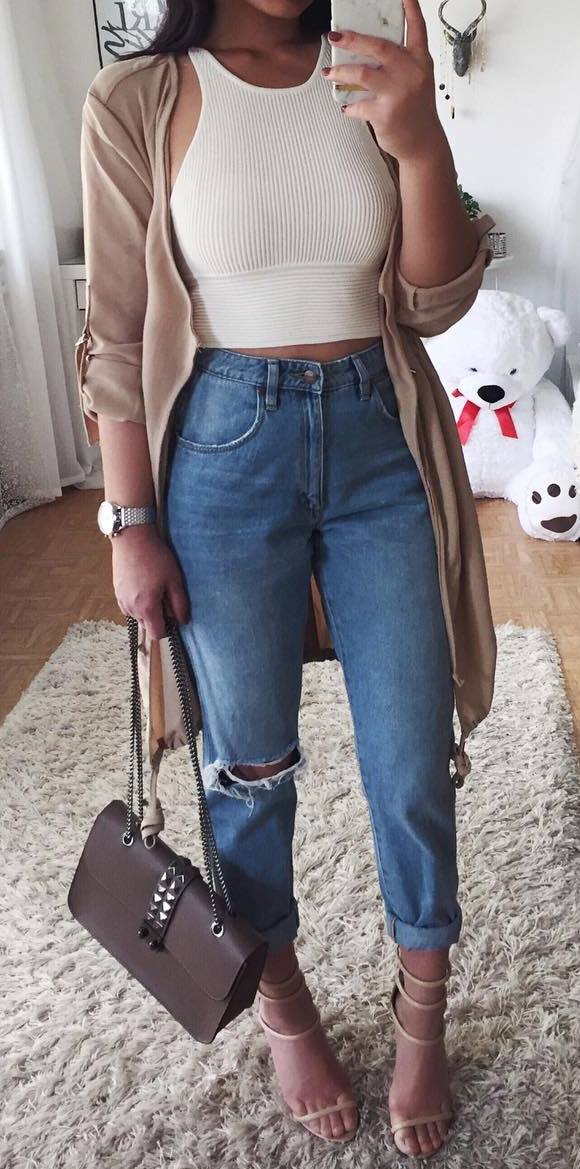 what to wear a nude cardi : white crop top + bag + heels + boyfriend jeans