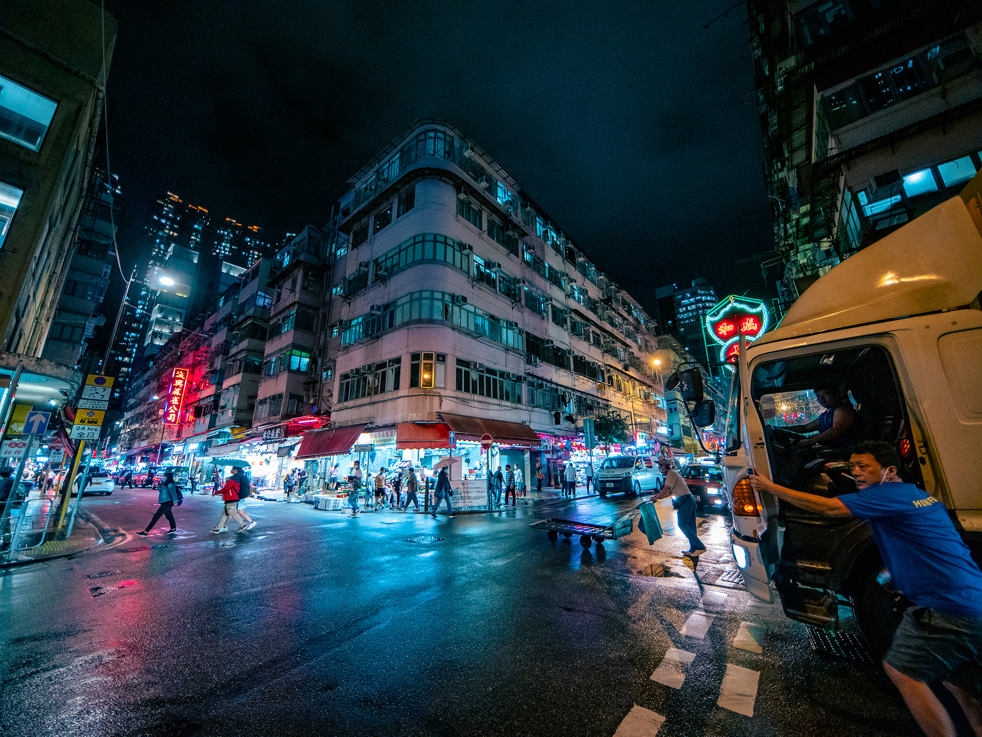 Перекресток в большом городе в ночное время