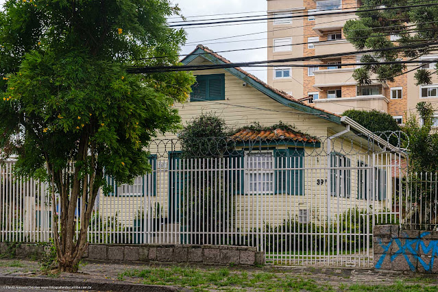Casa de madeira na Rua Fernando Amaro - fachada
