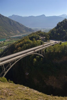 [Image: hanging_jacuzzi_from_swiss_gueuroz_bridge_28.jpg]