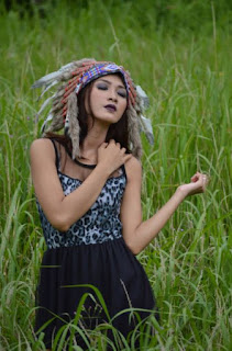 CONTOH POSE MODEL OUTDOOR TEMA INDIAN