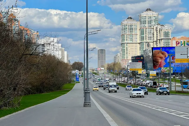 Ленинский проспект, в центре – жилой комплекс The MID, справа – жилой комплекс «Эмеральд»