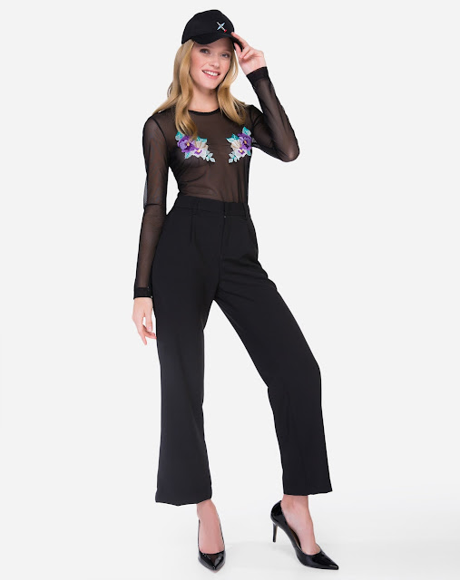 Blusa feita em tule de alta elasticidade com bordado floral no busto