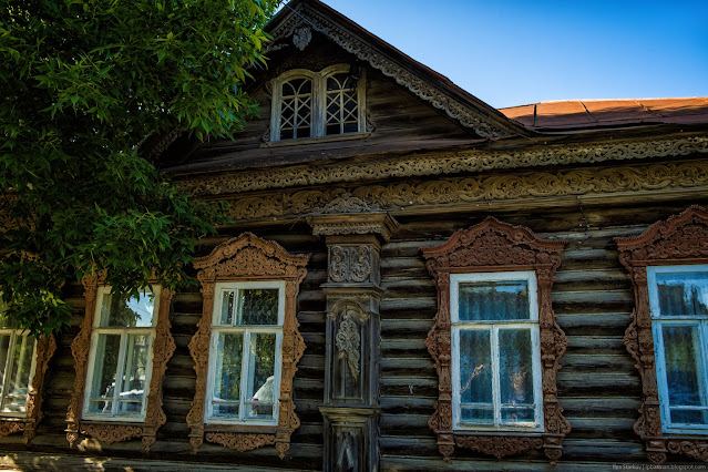 Старый одноэтажный деревянный дом с обилием резьбы