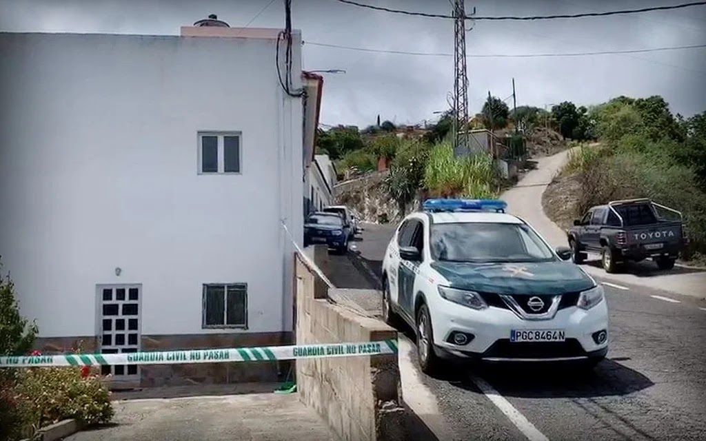 Patrulla de Guardia Civil custodiando el lugar de los hechos (Canarias 7).