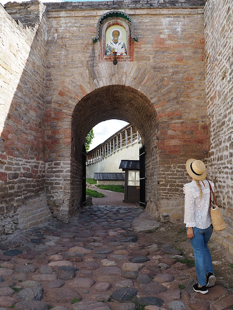 Изборск – старинная крепость, ворота