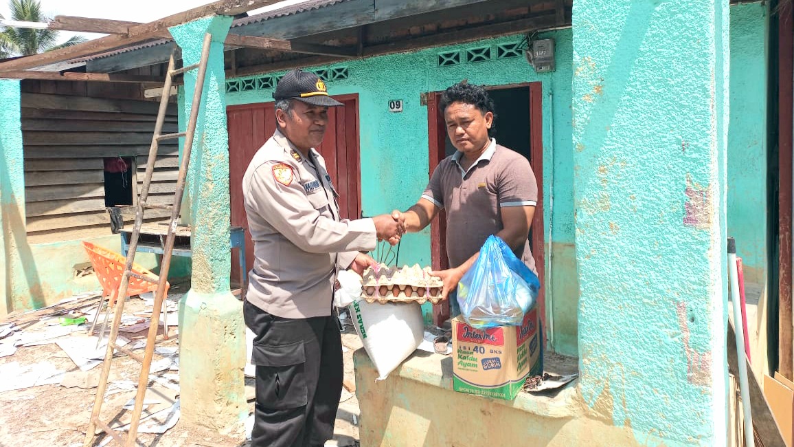 Iptu Aminudin menyalurkan bantuan berupa sembako kepada korban banjir di Rambung Jaya, Kabupaten Aceh Tenggara, (23/11/2022).