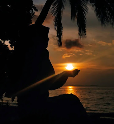 Wanita Berhijab di Pantai Saat Sunset