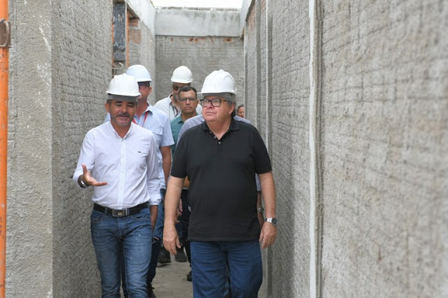 João Azevêdo visita obras de construção de escolas no Cariri paraibano