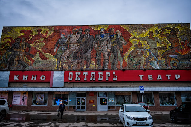 Советское мозаичное панно на фасаде кинотеатра