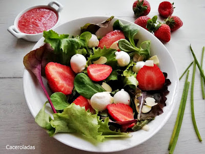 Ensalada de fresas con lechuga y vinagreta de fresas