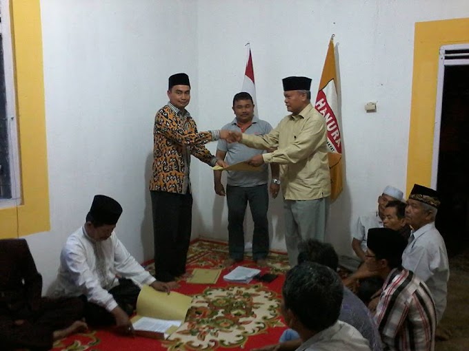 Ketua DPC Hanura Padang Pariaman Dedy Edwar, SE, Serahkan SK Pengurus DPC Masa Bakti 2016-2021.