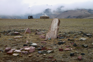 Évezredes, négyzet alakú sírok mellett áll ez a hagyományos mongol jurta. Ovsz megye, 2015.